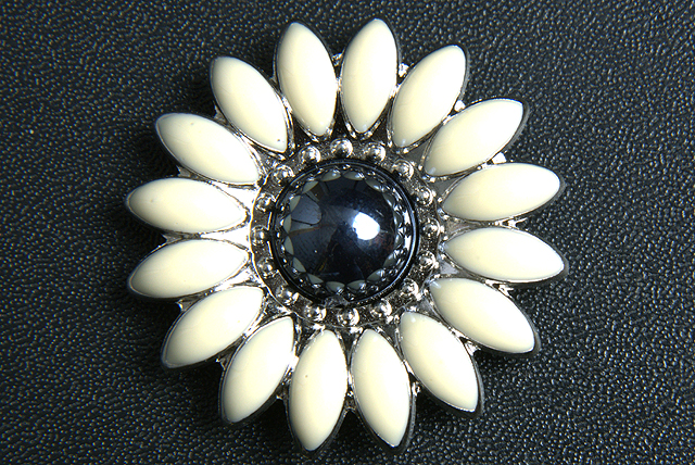 45HS Western Screw Back Concho 1.25 In Black White Floral Silver Saddle - Picture 7 of 21